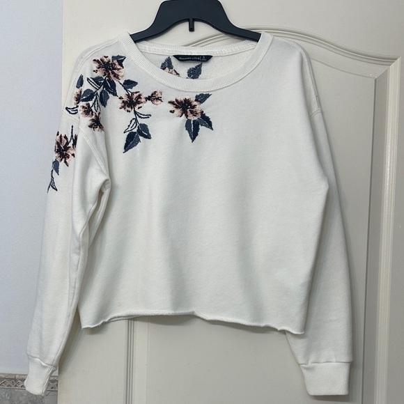 Abercrombie & Fitch Tops - Abercrombie & Fitch White Floral Embroidered Crewneck Sweatshirt